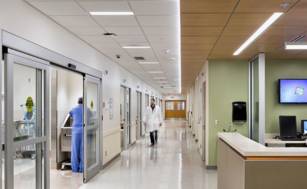 Un homme, Thomas, regarde avec tendresse un petit garçon, Lucas, qui dort paisiblement dans son lit.