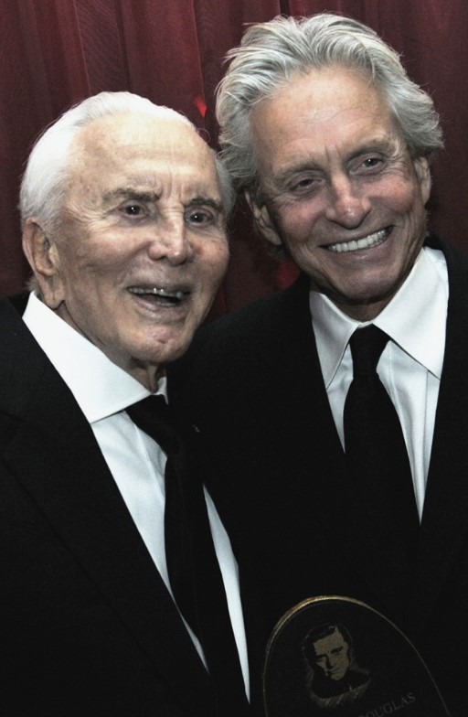 Kirk Douglas, visage déterminé, sur un plateau de tournage