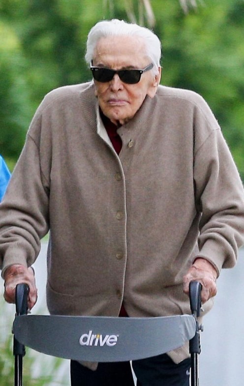Kirk Douglas souriant, en tenue décontractée, plus âgé
