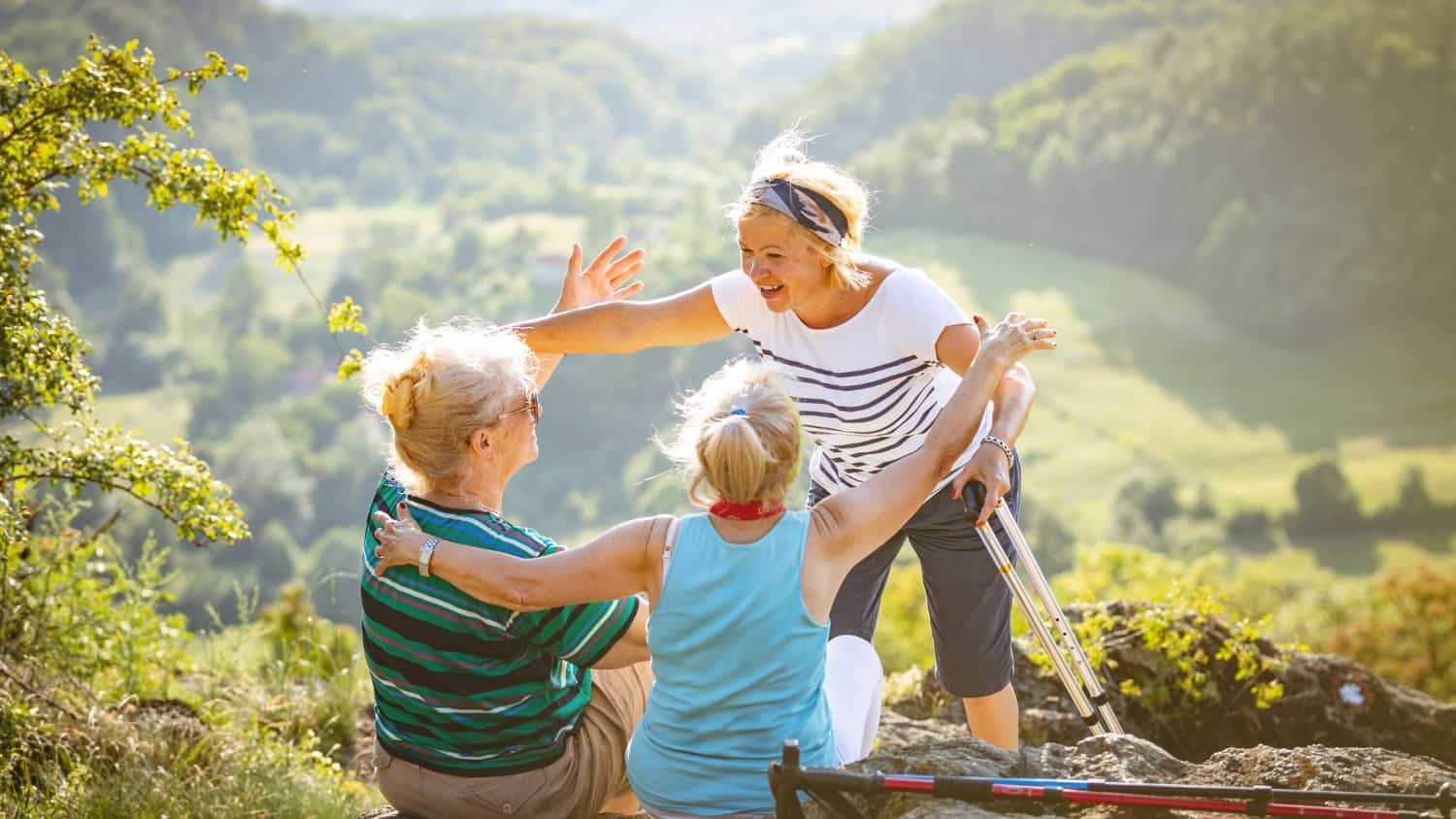 Deux femmes d'âge mûr discutant et riant ensemble dans un jardin