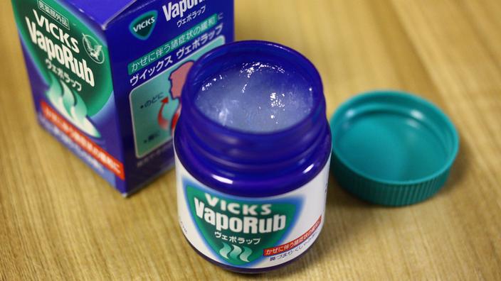 Flacon de Vicks VapoRub posé sur une table