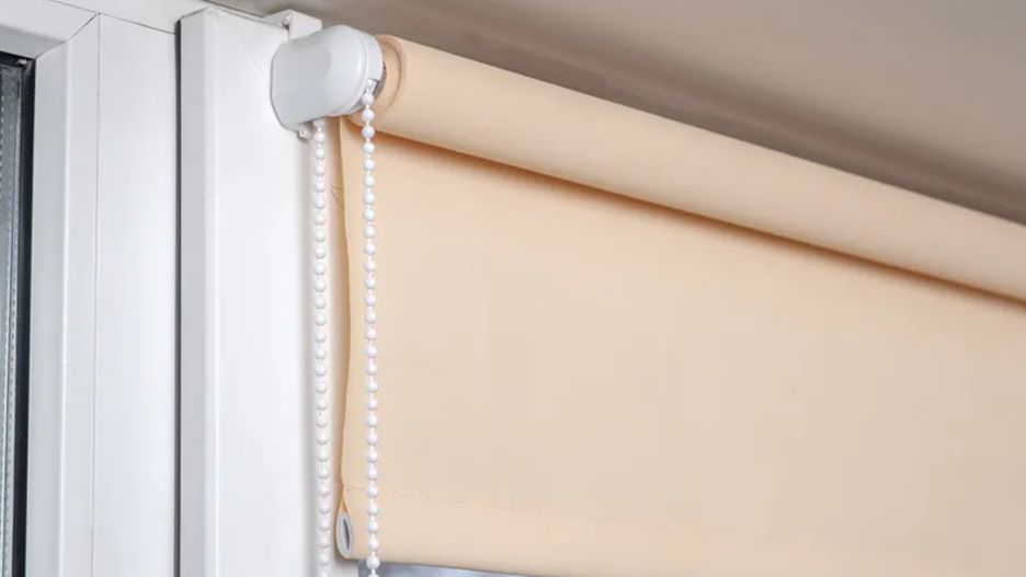 Store en tissu légèrement poussiéreux laissant passer la lumière