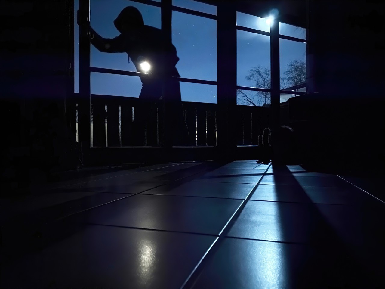 Photo d'une maison moderne équipée d'une caméra de surveillance discrète et d'une alarme, symbolisant la sécurité connectée.