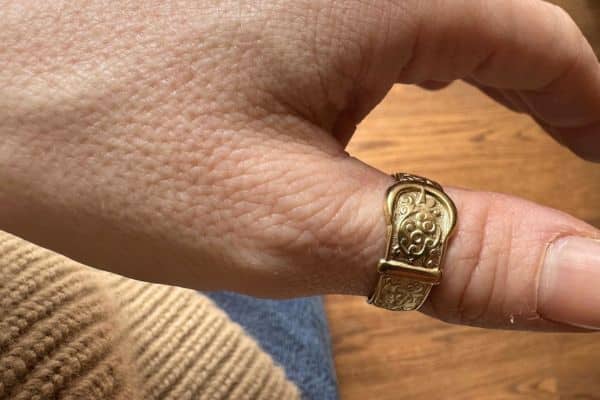 Bague large portée au pouce de la main gauche