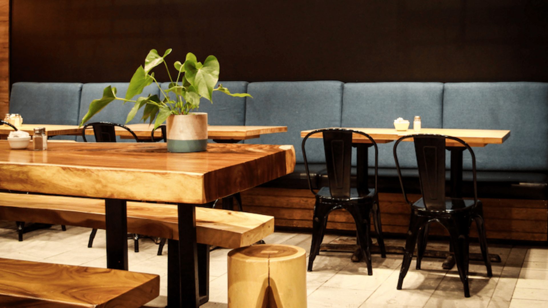 Décoration intérieure chaleureuse d'un café, avec des tables en bois et une atmosphère intime