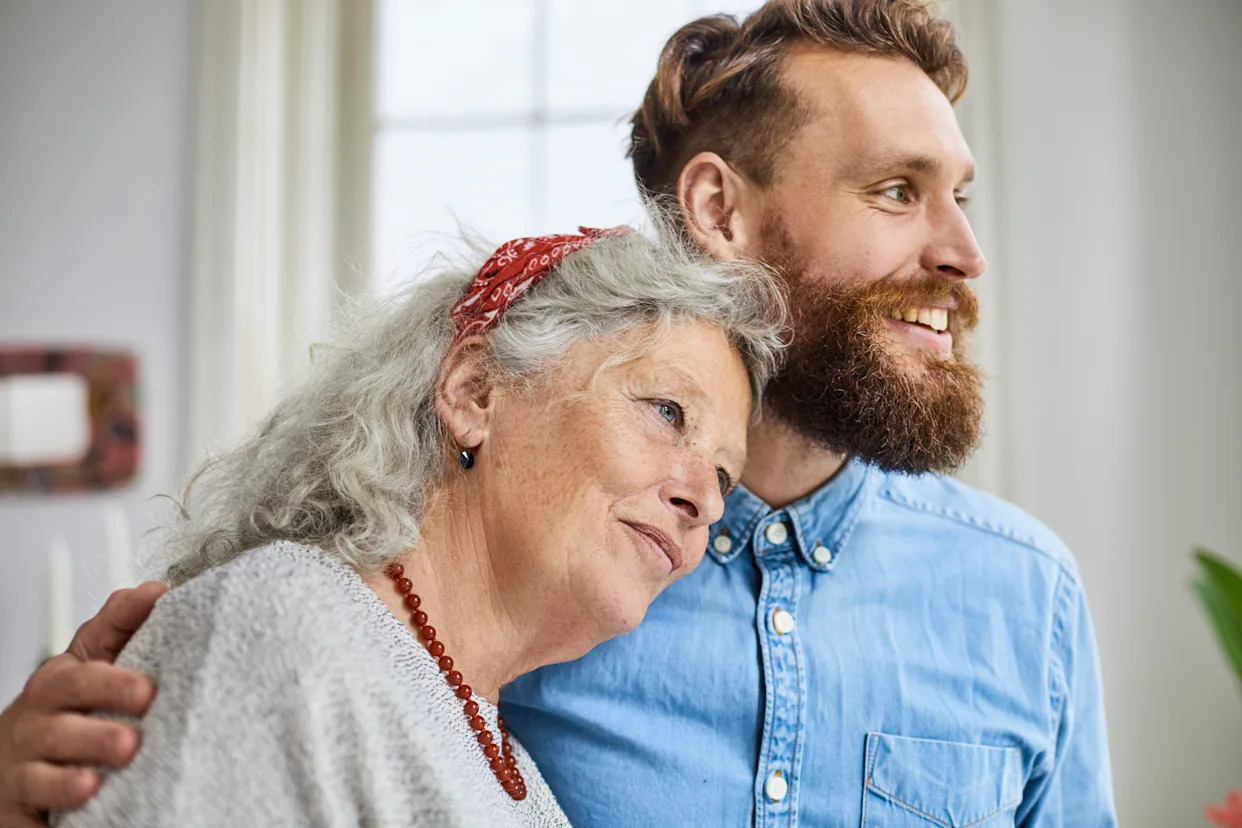 Portrait d'une femme souriante et confiante, illustrant l'assurance tranquille