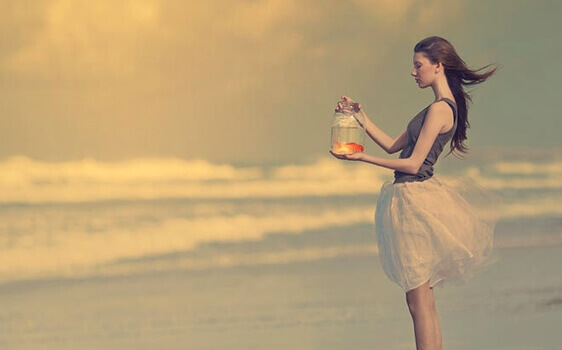 Femme tenant un bocal, illustrant l'équilibre entre l'intérieur et l'extérieur