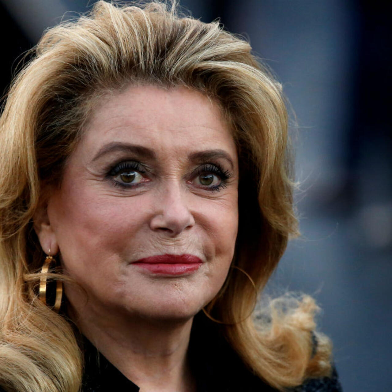Portrait de Catherine Deneuve, illustrant une élégance sereine et naturelle