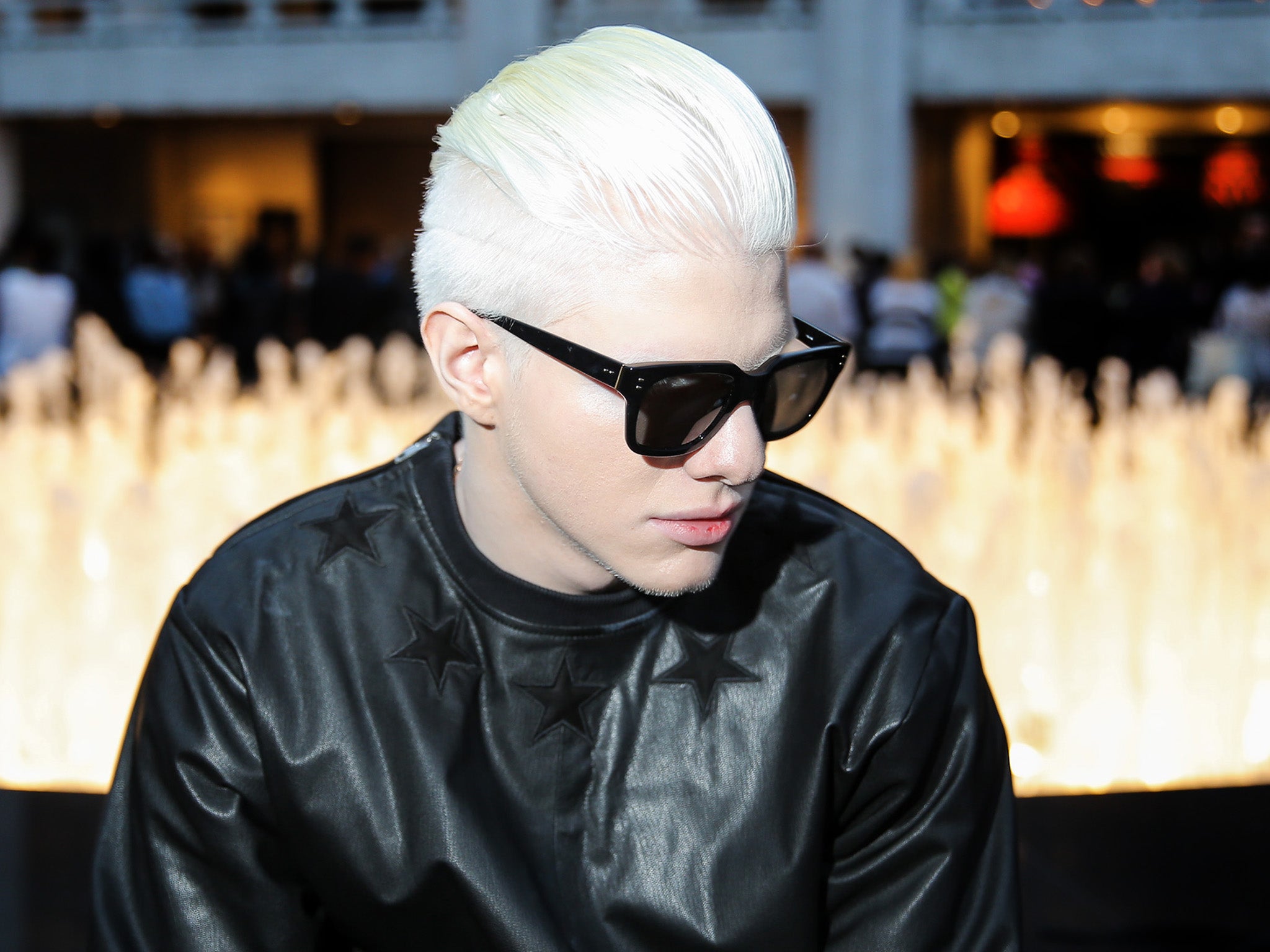 Portrait de Bera Ivanichvili, homme albinos aux traits fins et aux cheveux clairs