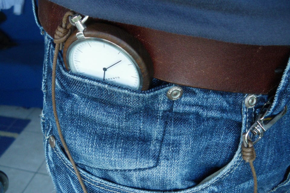 Montre de poche ancienne posée sur un jean