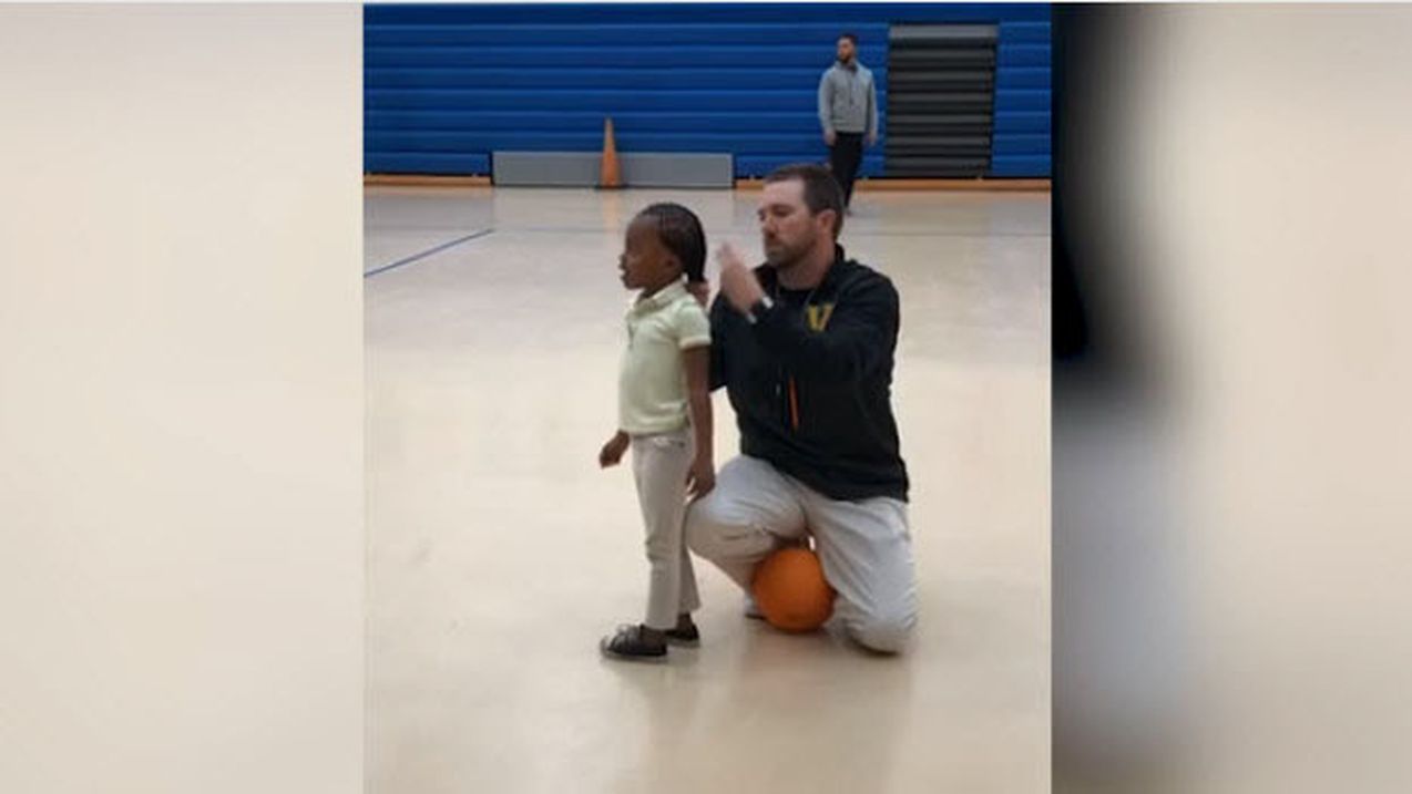 Coach attachant les cheveux d'une jeune joueuse de basket
