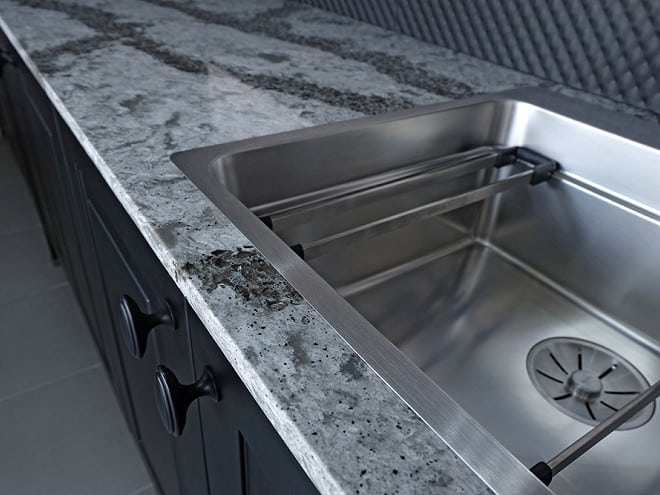 Illustration montrant des résidus et des graisses s'accumulant dans un tuyau.