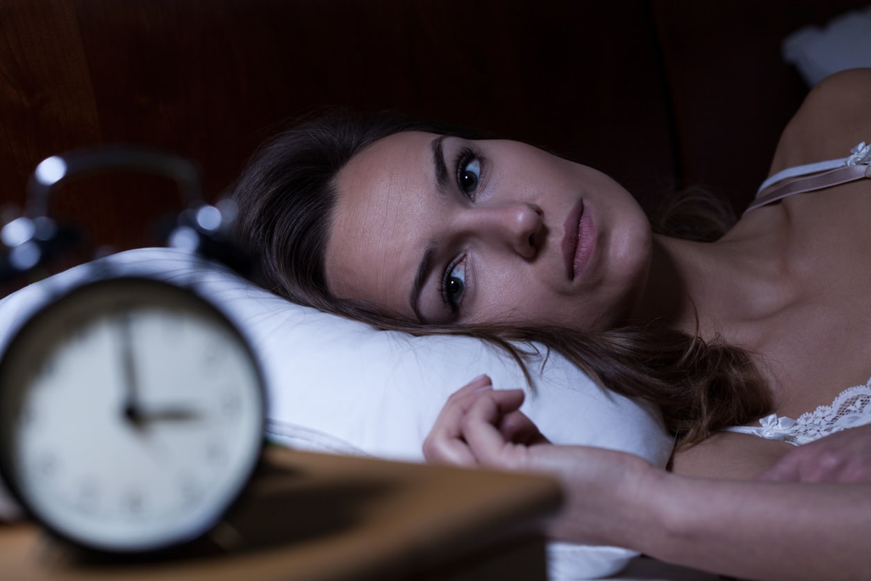 Femme en consultation médicale, échangeant avec son médecin sur des troubles du sommeil
