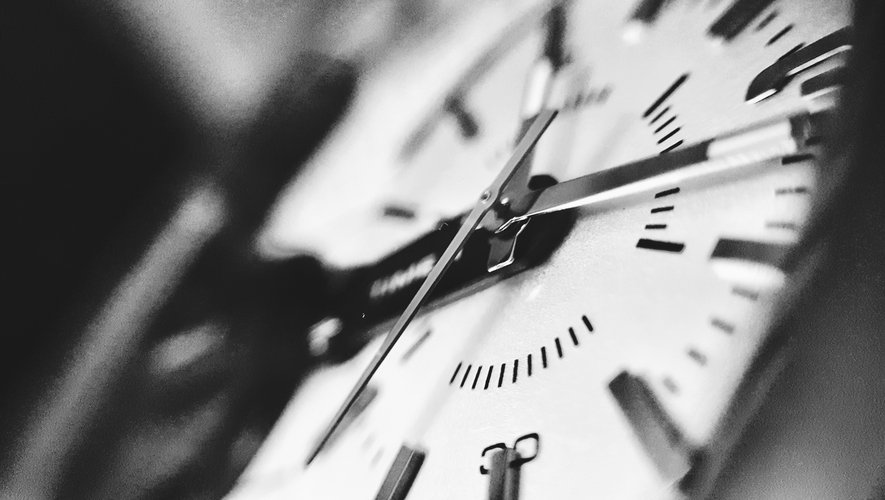 Femme réveillée la nuit regardant par la fenêtre