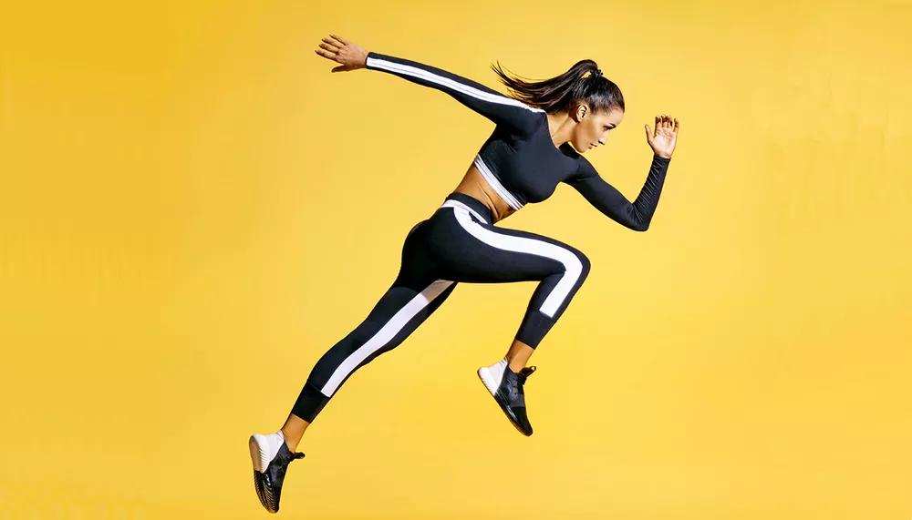 Femme effectuant un étirement doux pour le bien-être articulaire