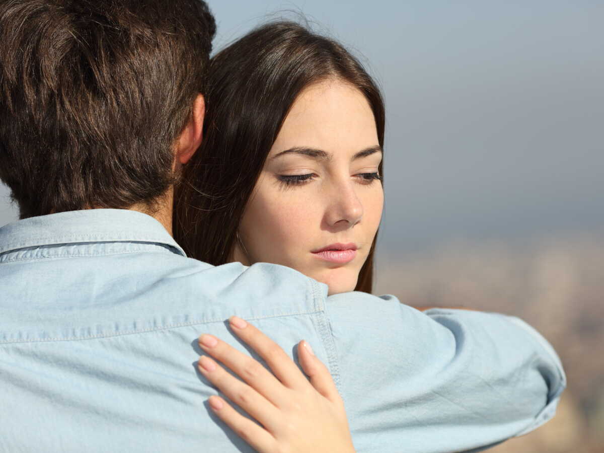 Illustration d'un couple avec un signe d'interrogation, évoquant le doute.