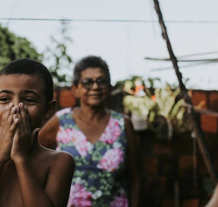 Femme aux yeux bleus clairs, illustration de l'héritage génétique