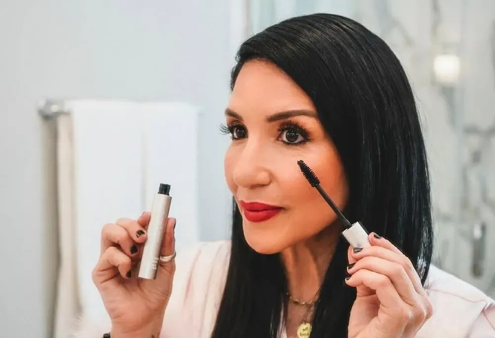 Femme appliquant un maquillage léger et naturel