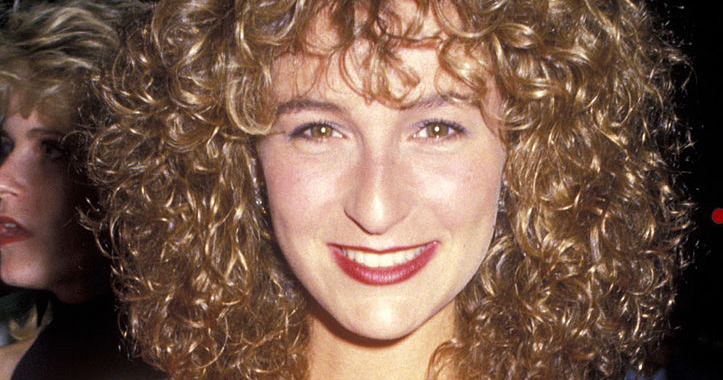 Jennifer Grey souriante, évoquant son rôle iconique dans Dirty Dancing