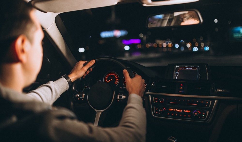 Jeune femme conduisant prudemment de nuit