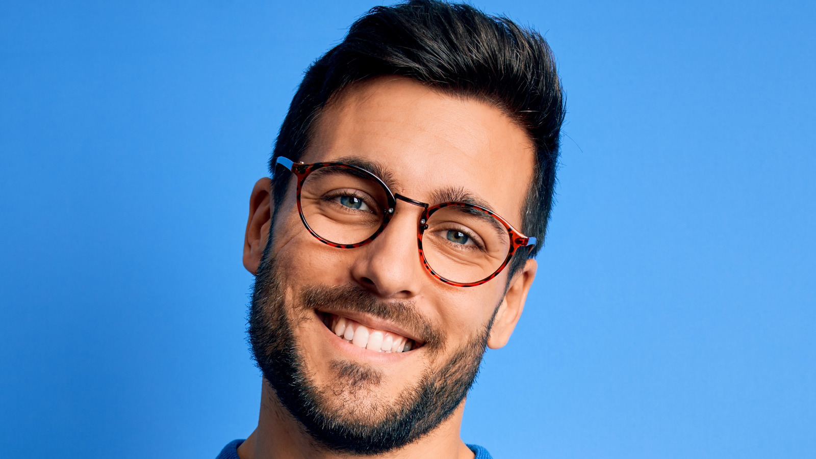 Homme mature affichant une posture confiante et ouverte