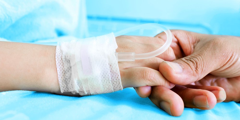 Enfant à l'hôpital entouré de soins