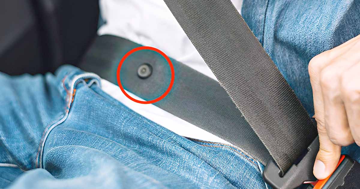 Gros plan sur le bouton de la ceinture de sécurité d'une voiture
