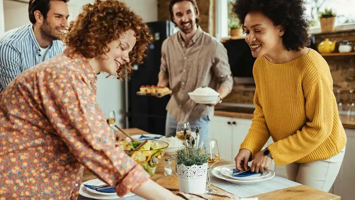 Deux personnes partageant un repas convivial à table.