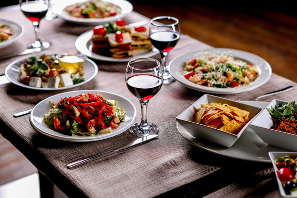 Une table familiale avec des plats partagés