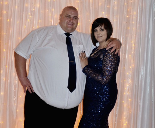 Photo de la famille d'Arkadiy, illustrant l'impact de son poids sur leur quotidien