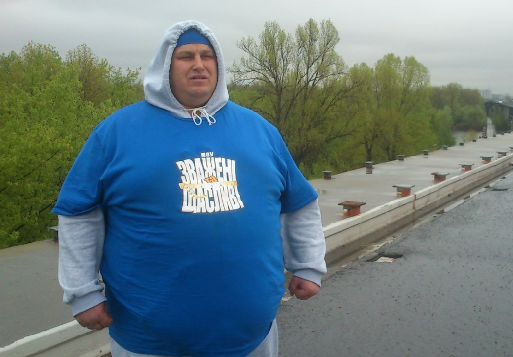 Arkadiy lors de son entrée dans l'émission, déterminé mais visiblement essoufflé