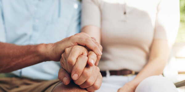 Couple d'âge mûr se tenant la main, l'air pensif