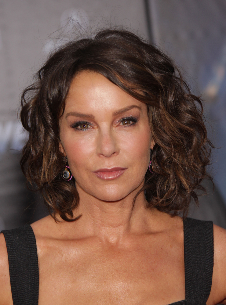 Jennifer Grey de profil, mettant en lumière ses traits