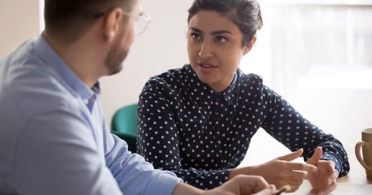 Un couple discute dans une voiture, le vendredi soir