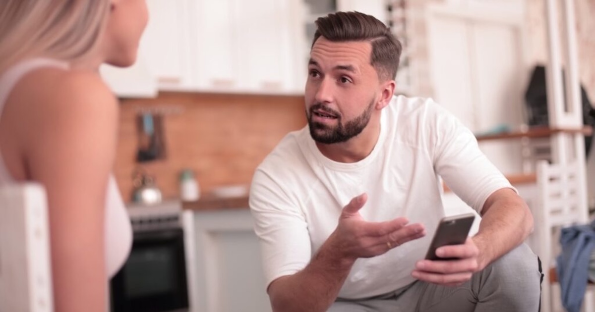 Une femme fatiguée s'apprête à faire une sieste sur un canapé