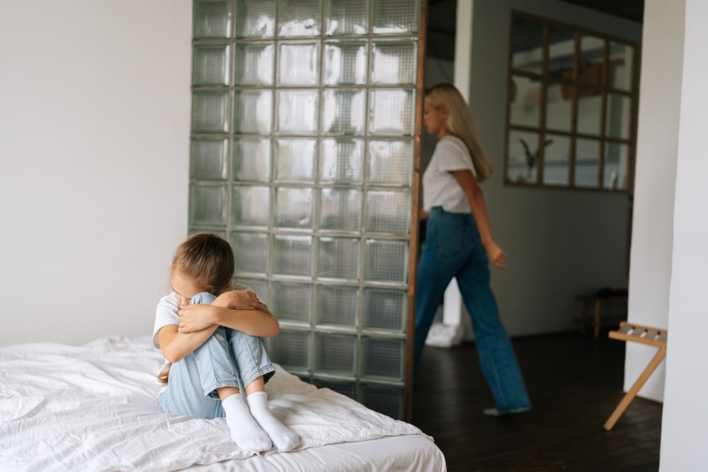 Personne tenant un trophée, mais avec un sourire triste et un regard vide.