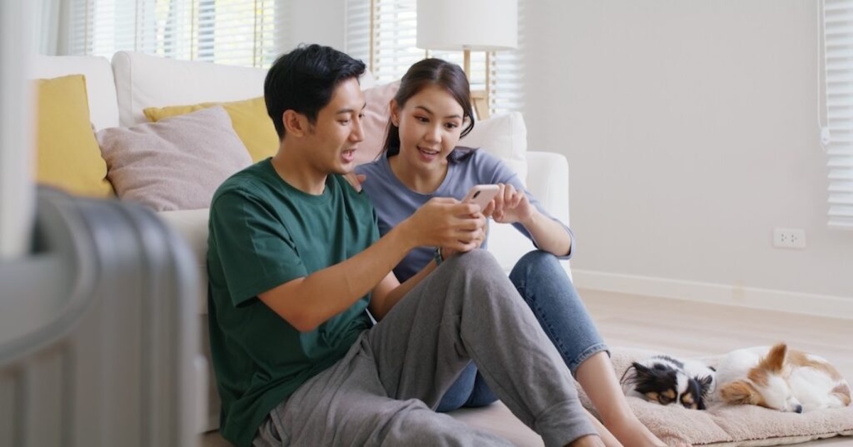 Une main lance une fléchette sur une carte du monde murale