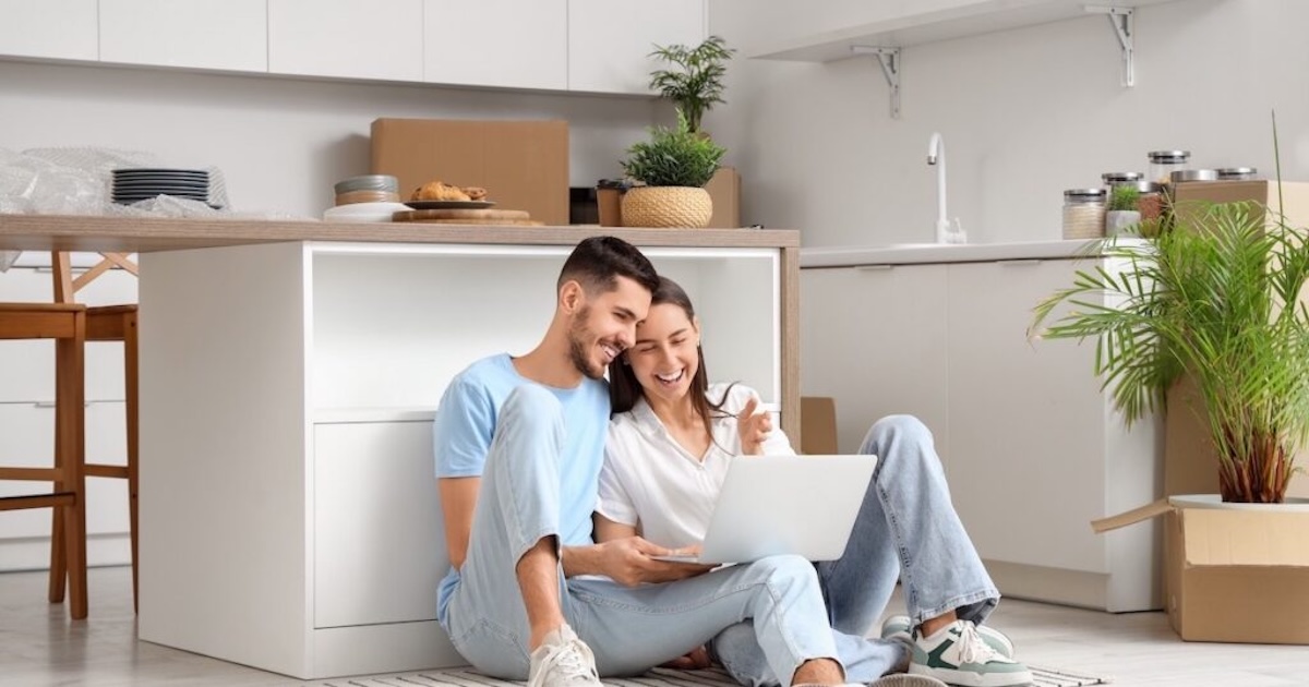 Une voiture submergée dans une piscine