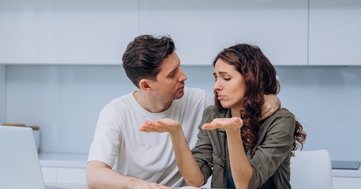 Un couple âgé discute tranquillement sur un canapé