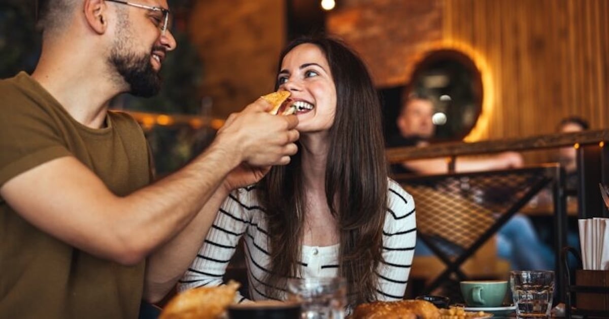 Un homme aborde une femme dans un rayon de supermarché