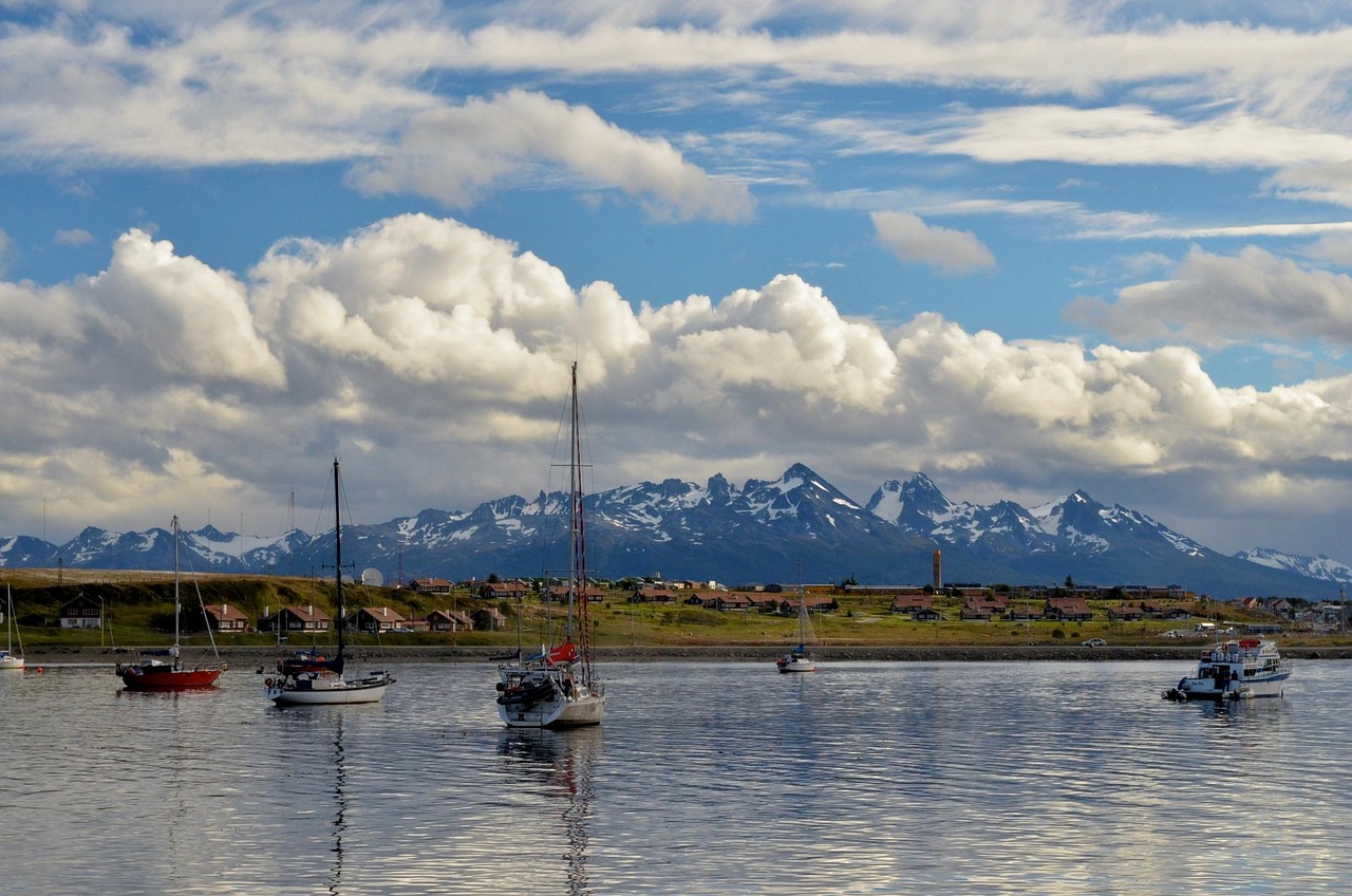 Vue sur la ville d'Ushuaia et les montagnes enneigées en Argentine