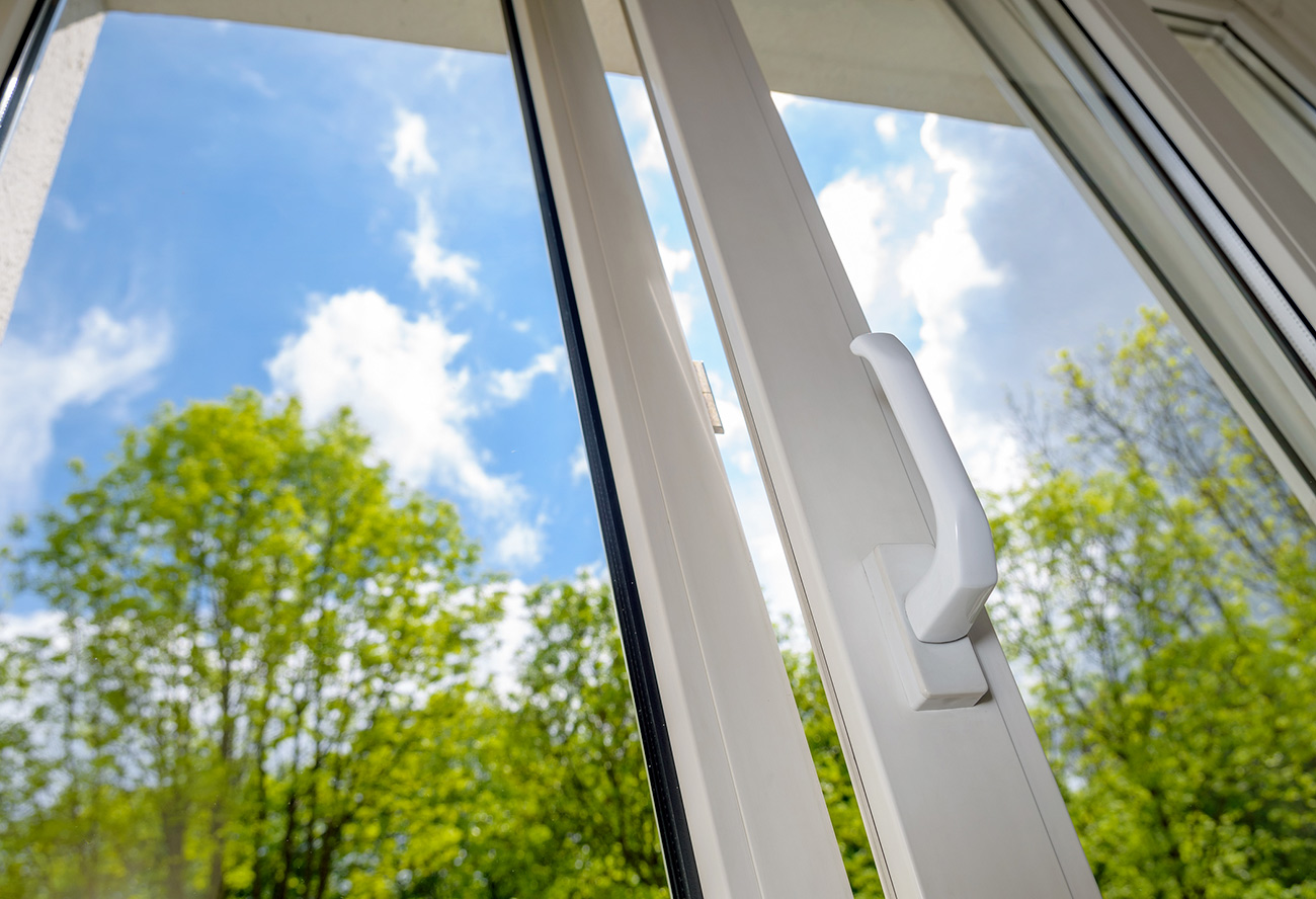 Fenêtre propre laissant entrer la lumière du soleil dans une pièce