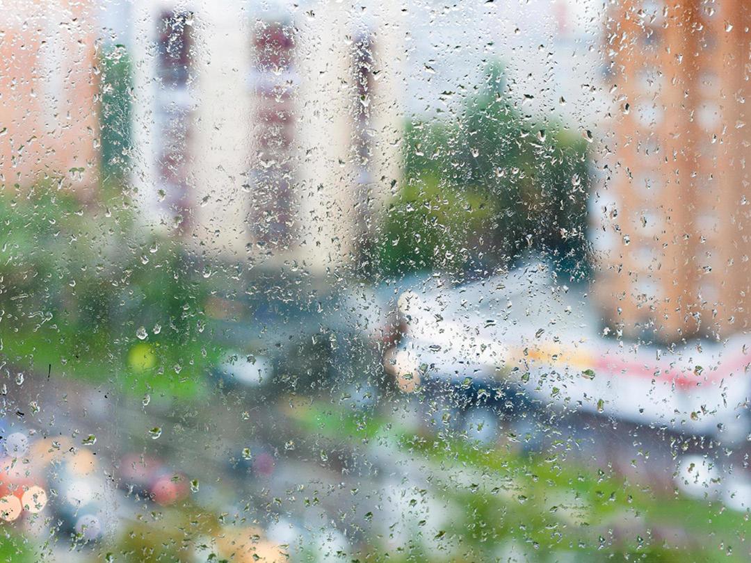 Fenêtre ouverte laissant entrer l'air frais dans une pièce