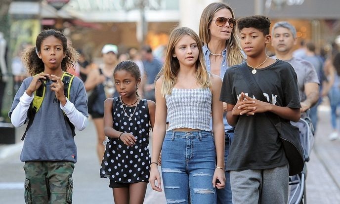 Heidi Klum souriante et détendue en famille