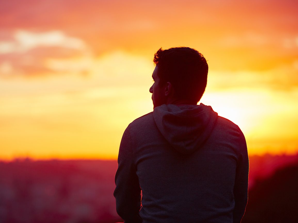 Deux amis partageant un moment de complicité et d'échange sincère