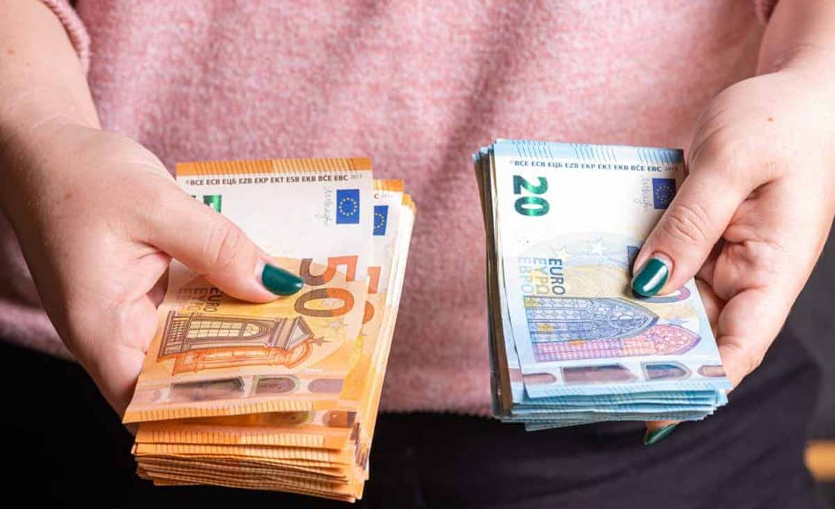 Illustration montrant des billets d'euro et une loupe, symbolisant l'examen des règles sur l'argent liquide.