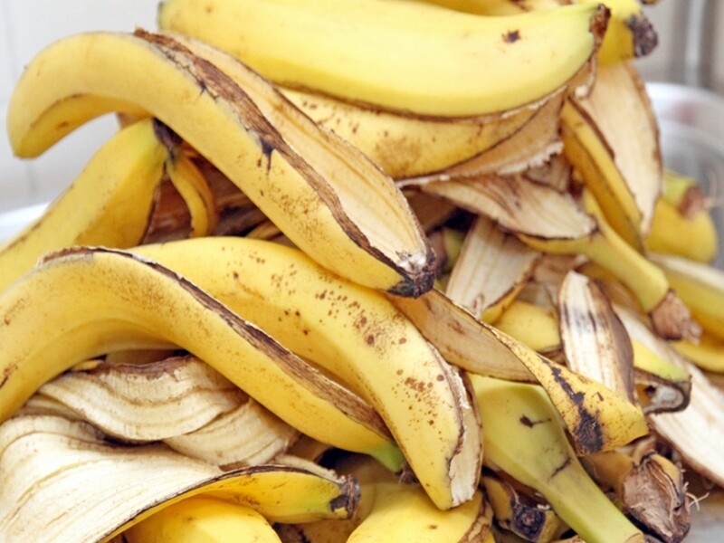 Peau de banane découpée, utilisée comme engrais naturel