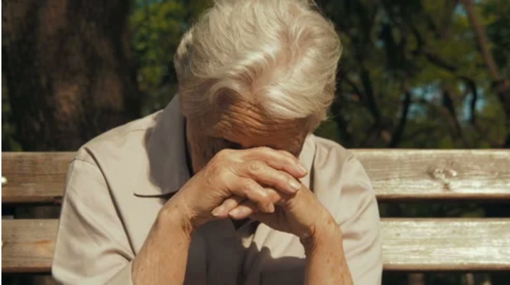 Un adolescent souriant s'adressant à une femme avec un bébé