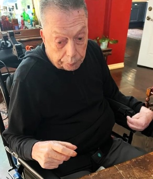 Tim Curry en studio d'enregistrement, souriant