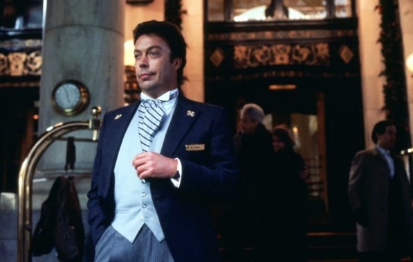 Tim Curry sur le tapis rouge, souriant et digne